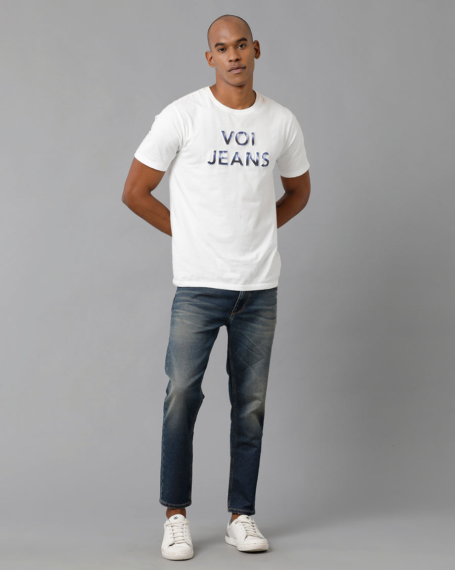 Voi Jeans Men Mid Rise Clean Look Light Fade Whiskers & Chevrons Slim Fit Cropped Jeans